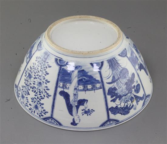 A large Chinese blue and white bowl, 19th century, diameter 33.6cm